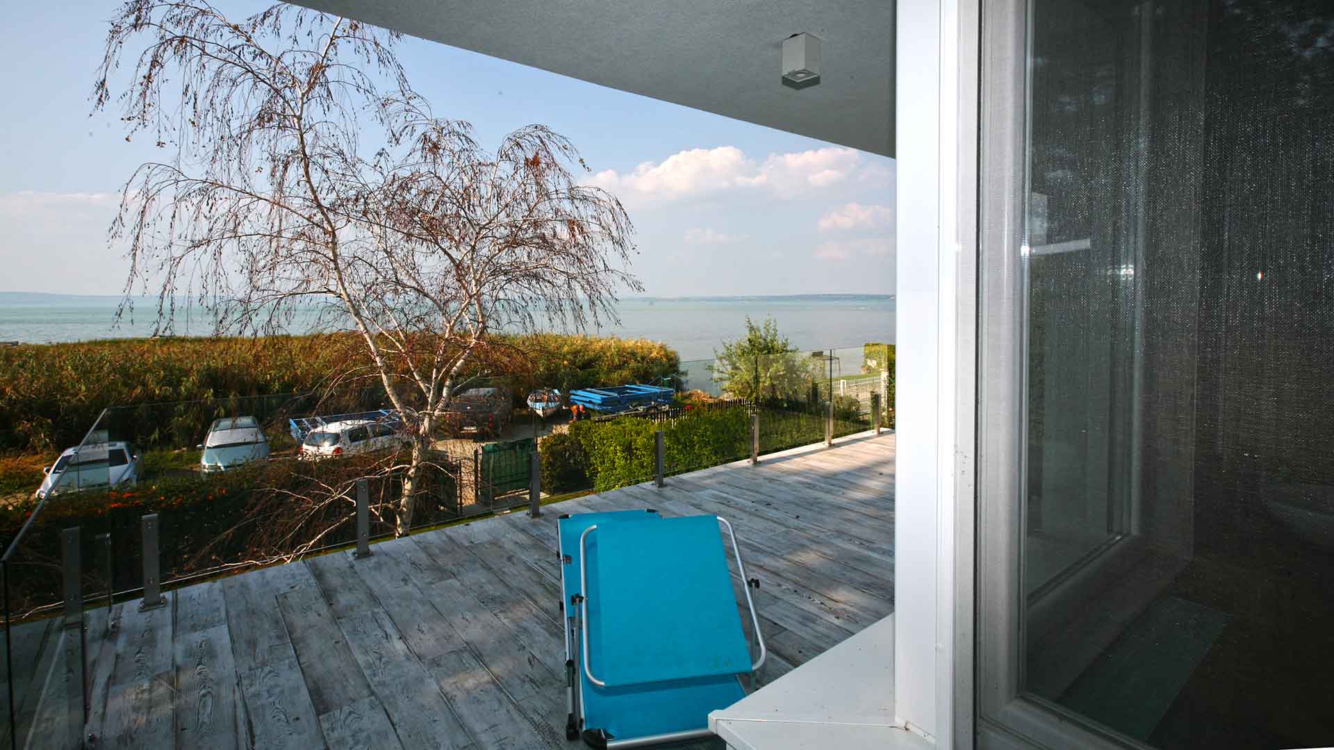 A képen, egy vízparti jellegű nyaraló és a Balaton közötti kapcsolat látható
