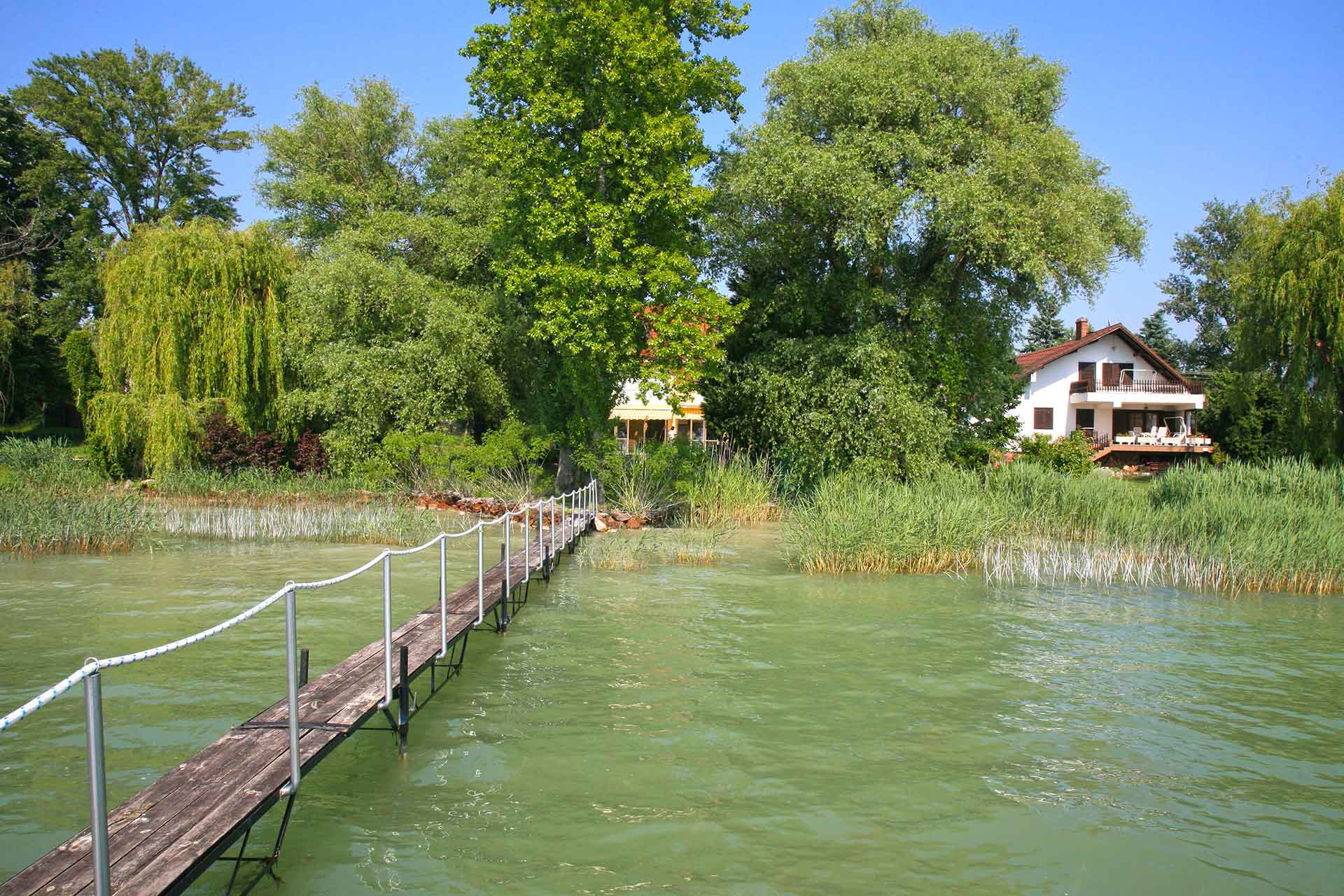 A közvetlen vízparti ingatlan a Balaton partján, a társadalom kiváltságosainak az ismertetőjele