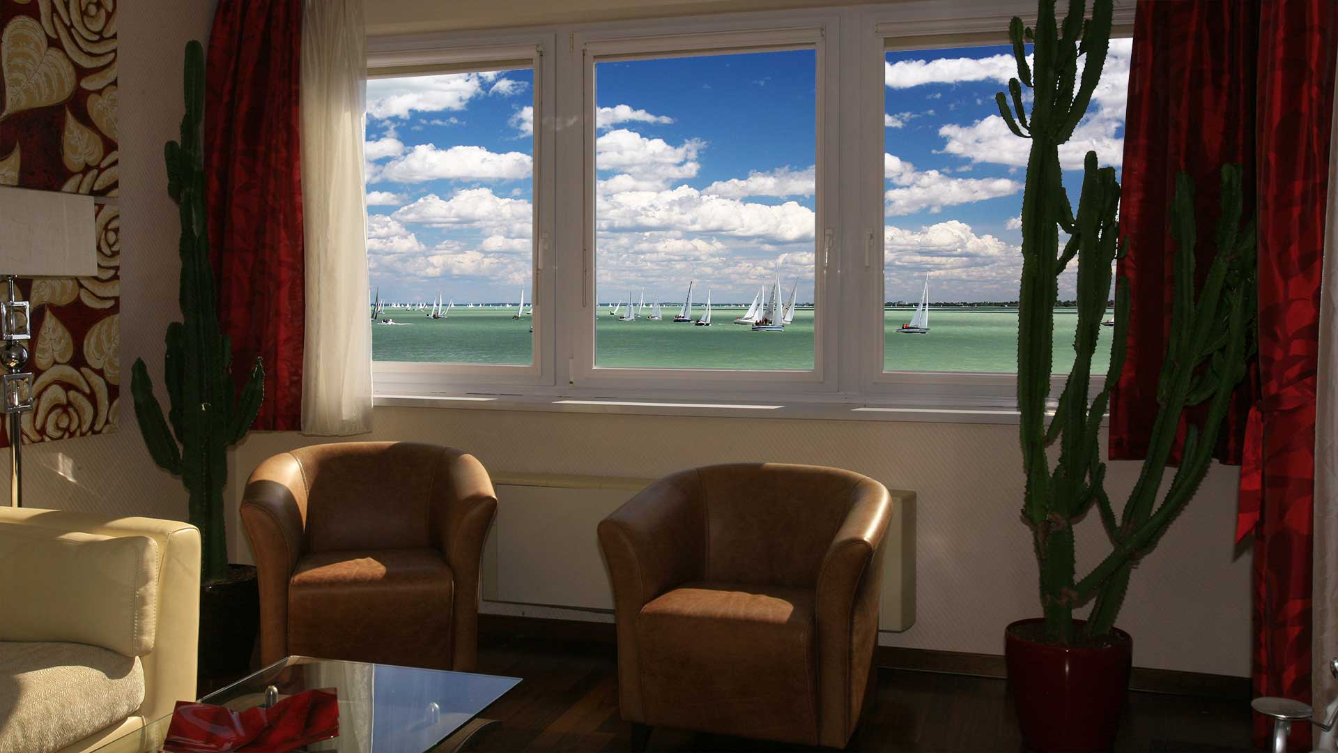 A közvetlen vízparti ingatlan ablakából élvezhető a Kék-szalag vitorlásverseny